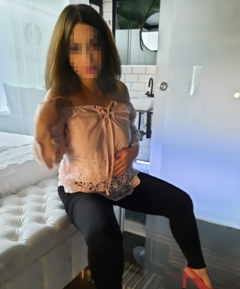 Опыт и опытность - мои вторые и третьи имена 😉 Живу в Москве, городе страсти и возможностей. Встреча со мной - это настоящий фейерверк эмоций, действительно незабываемый опыт. У меня есть все, чтобы сделать тебя счастливым: мягкое ароматное тело, волнующие кривые и бесконечно чувственные пальчики. Я способна реализовать твои самые извращенные фантазии, и ты обязательно захочешь вернуться ко мне снова и снова. Услуги наивысшего класса, безупречное обслуживание и полное удовлетворение - гарантировано! Приглашаю тебя посмотреть мои фото и прочитать отзывы, чтобы убедиться в этом самому. Ты заслуживаешь только лучшего, и я готова предложить тебе именно это. Позвони мне, и мы встретимся в Москве, где я подарю тебе ночь, о которой будешь мечтать до конца жизни. 💋 2214, 40 лет